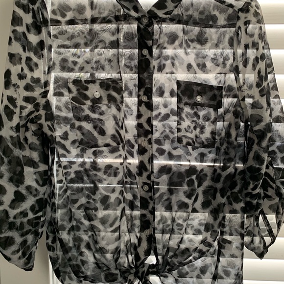 White and black Cheetah print top so lite - Picture 3 of 5
